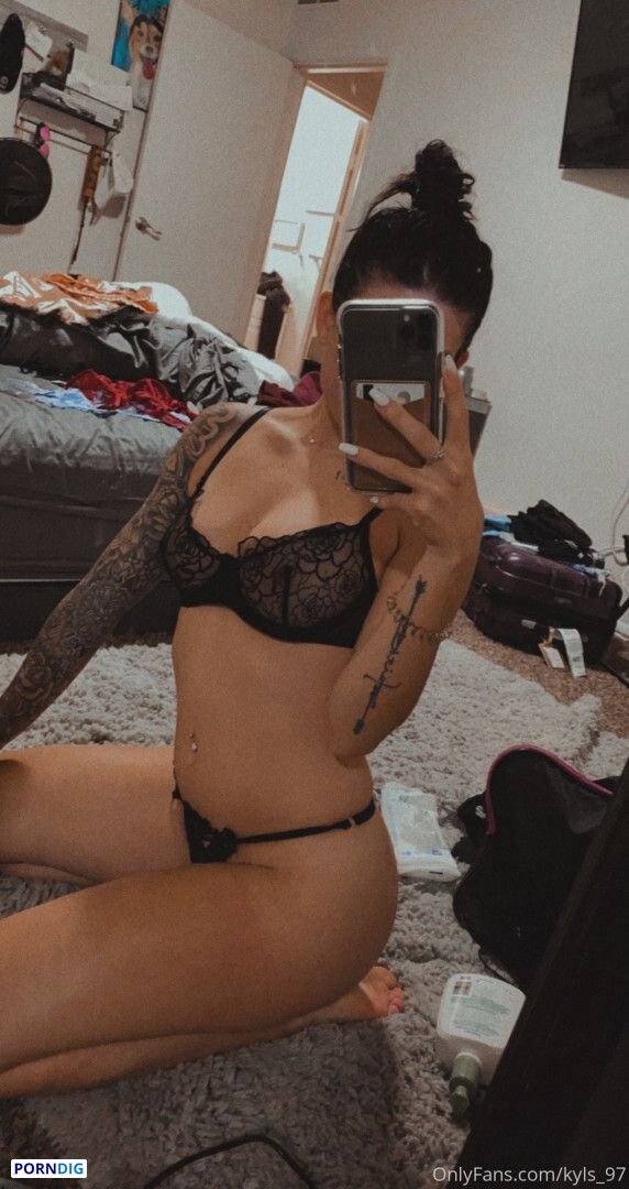 Tattooed Hottie With A Phat Ass #nqRyc2GV