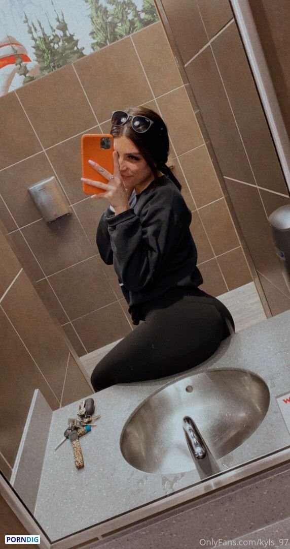 Tattooed Hottie With A Phat Ass #uaq64bya